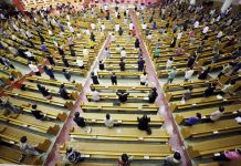 S. Korea logs 279 cases, highest in 5 months Christians wearing face masks while maintaining social distancing attend a service at the Yoido Full Gospel Church in Seoul, South Korea, Sunday, Aug. 16, 2020. CHOI JAE-GOO/YONHAP VIA AP