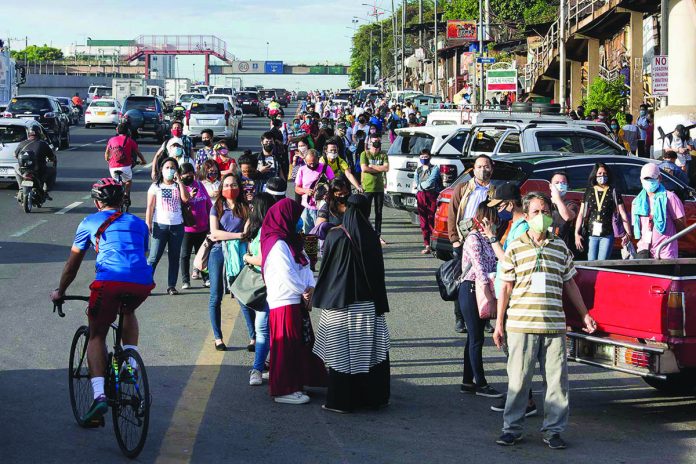 Stranded passengers GCQ Photo shows stranded people along Metro Manila roads on June 1, 2020 as the National Capital Region reopened without sufficient options for mass transportation. RAPPLER