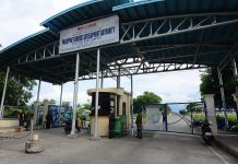 Fast spread: Virus at fish port infects 64 people Policemen are posted at the entrance of the Iloilo Fishing Port Complex in Barangay Tanza, Iloilo City on Wednesday. Mayor Jerry Treñas extended the facility’s lockdown for another 72 hours after 26 more individuals got infected with coronavirus. IAN PAUL CORDERO/PN