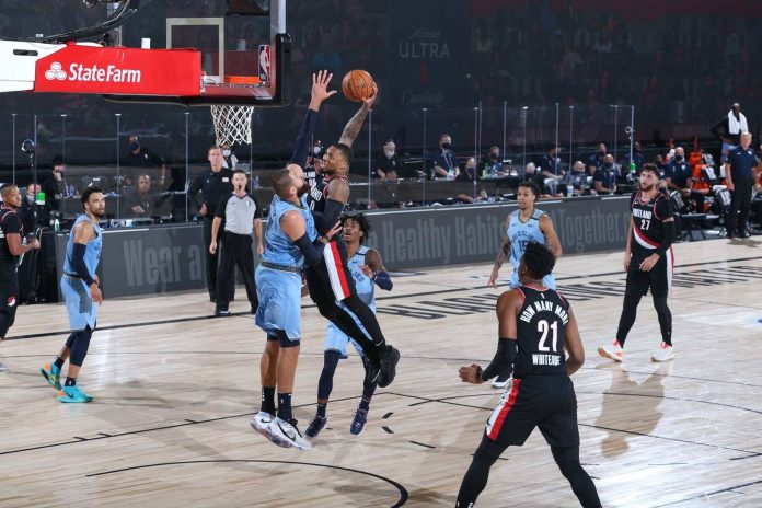 SMILE FOR THE POSTER Portland Trail Blazers’ Damian Lillard posterizes Memphis Grizzlies’ Jonas Valančiūnas during the National Basketball Association restart showdown of the two teams on Saturday night (Sunday in Manila). Portland will take part in the 2019-2020 playoffs of the biggest caging league in the world after defeating Memphis, 126-122. NBA
