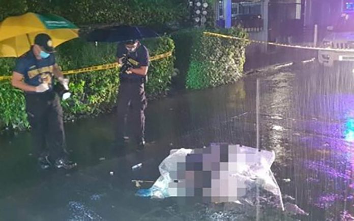 Scene of the crime operatives of the Bacolod City Police Office process the area in Eroreco Subdivision, Barangay Mandalagan where human rights activist Zara Alvarez w Scene of the crime operatives of the Bacolod City Police Office process the area in Eroreco Subdivision, Barangay Mandalagan where human rights activist Zara Alvarez was gunned down on Aug. 17. BCPO VIA PNA