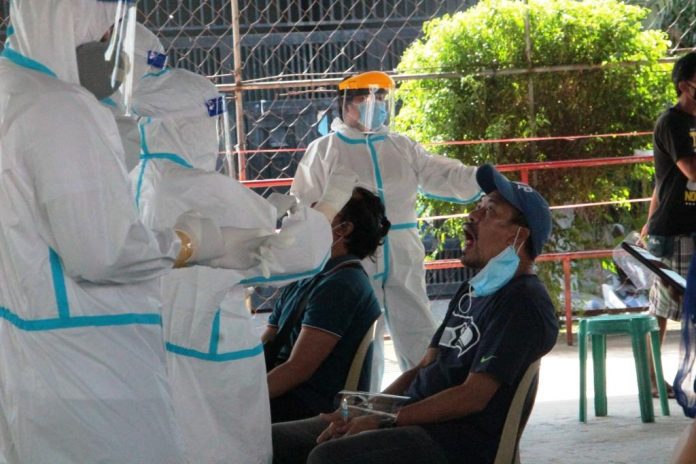 bacolod pic archie Personnel of the Bacolod City Health Office extract specimens from these residents during a simultaneous mass testing for coronavirus disease 2019 on Aug. 29, 2020. Local authorities are ramping up virus testing to determine how widespread the viral disease has become. ARCHIE ALIPALO/PN
