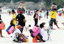 Boracay tourism workers to get free COVID-19 testing Tourism workers in the worldfamous Boracay Island in Malay, Aklan promote their products to visitors. Philippine Health Insurance Corporation will shoulder the reverse transcription Polymerase Chain Reaction testing of the island’s waiters and tour guides, according to testing czar Vince Dizon. BUSINESSWORLD