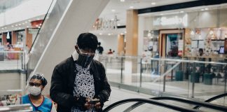 People wear face shields and facemasks inside a mall in Iloilo City on Friday. The national government yesterday made the wearing of these protective gears mandatory for those entering enclosed places like shopping malls to curtail the spread of coronavirus disease 2019 COVID-19. IAN PAUL CORDERO / PN