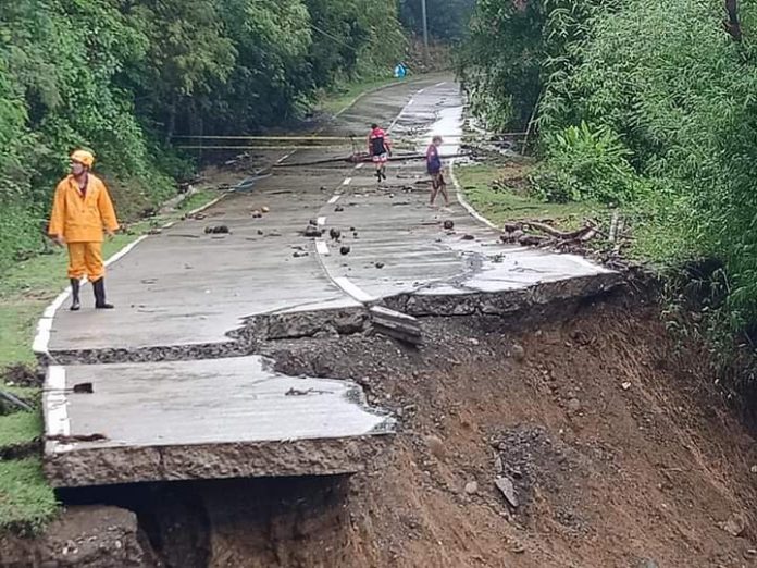 The national road in Sitio Mat-i, Barangay Teniente Benito, Tubungan town became impassable yesterday morning. Some 100 meters of the concrete road cracked and sank considerably as loose soil and rocks beneath it collapsed, according to Mayor Roquito Tacsagon. The road connected Tubungan to the municipality of Leon. For the time being, said Tacsagon, the people of Tubungan should take the alternative route to Leon – by passing through the town of Tigbauan. Tubungan LGU