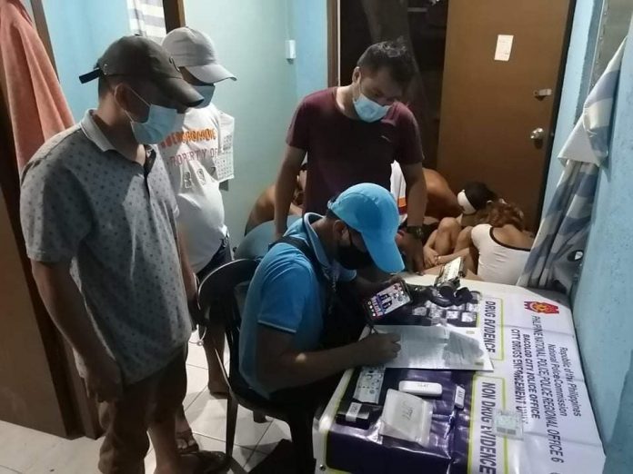 Antidrug personnel conduct an inventory of items seized in a buy-bust operation in Barangay Pahanocoy, Bacolod City on Aug. 27, Antidrug personnel conduct an inventory of items seized in a buy-bust operation in Barangay Pahanocoy, Bacolod City on Aug. 27, which also led to the death of a high-value target and the arrest of seven other suspects. The operation yielded 55 grams of suspected shabu valued at around P374,000. BCPO VIA PNA