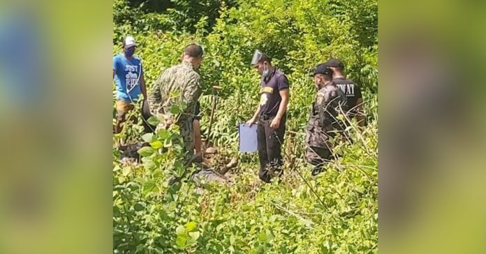 Police investigators inspect this area in Barangay Funda-Dalipe, San Jose, Antique where a dead man was found on Sept. 7. STEPHEN LOUIE CHECA/PN