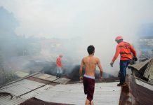 Afternoon fire hits 12 houses in Arevalo Fire volunteers and residents spray with water the houses burning in Zone 11, Barangay Calaparan, Arevalo, Iloilo City on Wednesday afternoon. IAN PAUL CORDERO/PN