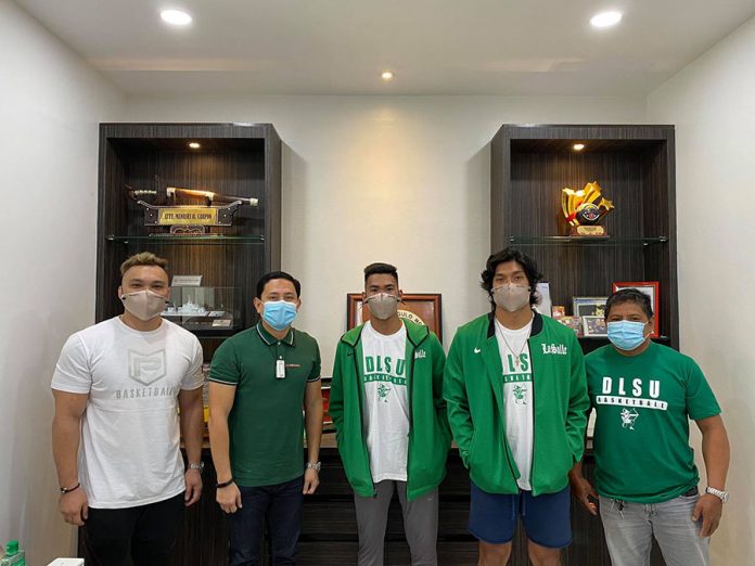 Negrense Nonoy, Cuajao thrilled to play for DLSU Green Archers Mark Nonoy (center) and Vince Cuajao (second from right) are joined by their manager Jackson Chua of Phenom Sports Management (left), De La Salle University Green Archers booster Manases Carpio and Cuajao's father Jun Cuajao. PHOTO COURTESY OF JACKSON CHUA