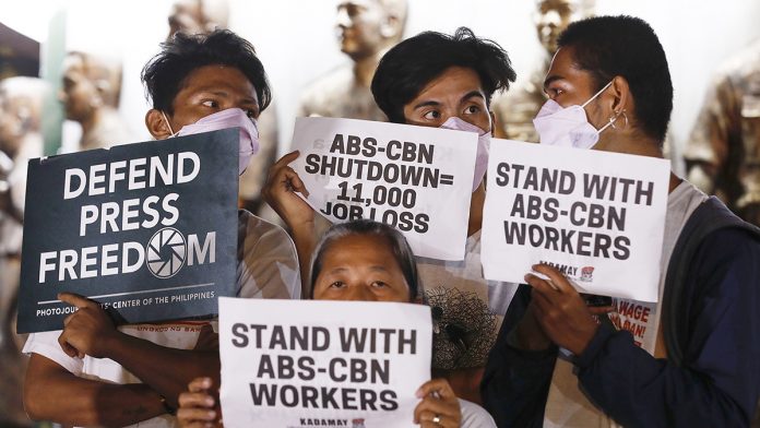 Protest against moves to shutdown ABS-CBN network, Manila, Philippines - 10 Feb 2020 Since the shutdown of media giant ABS-CBN, thousands of employees have been retrenched and departments were wiped out including its regional operations. Photo by ROLEX DELA PENA/EPA-EFE/Shutterstock (10552907d)