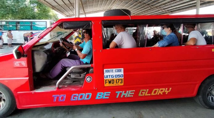 riders on a PUV wearing face mask and face shields Commuters onboard a jeepney wear face shields and facemasks as protection against the spread of coronavirus. The government is reducing physical distancing in public transportation to help the public transport sector recover from the slump caused by lockdown measures. But several mayors in Iloilo province fear this move could increase the risk of virus transmission. IAN PAUL CORDERO/PN