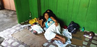 ‘NEW NORMAL’ FOR THE POOR? With no money for the required ultrasound and reverse transcription polymerase chain reaction test for coronavirus disease, this woman gave birth to a son on the cardboard-covered floor of her small, bare house assisted by a paltera. JIRO SHEEN EMELIO/PN
