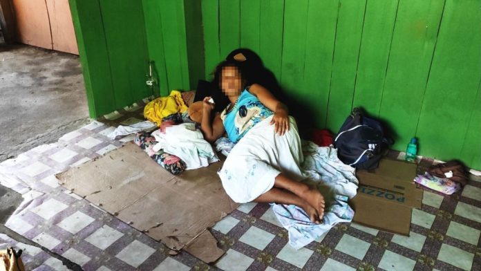 front pic ‘NEW NORMAL’ FOR THE POOR? With no money for the required ultrasound and reverse transcription polymerase chain reaction test for coronavirus disease, this woman gave birth to a son on the cardboard-covered floor of her small, bare house assisted by a paltera. JIRO SHEEN EMELIO/PN
