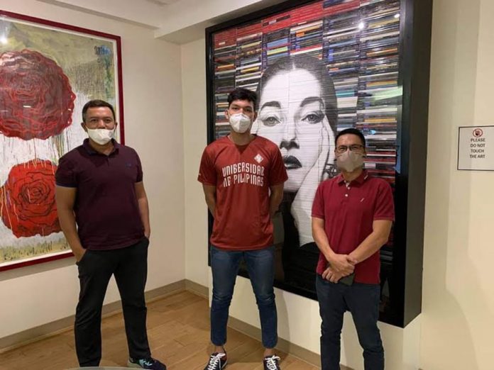 lina John Bismarck Lina commits to the University of the Philippines Fighting Maroons officials following his meeting with head coach Dolreich Perasol and booster Agaton Uvero on Monday. PHOTO COURTESY OF DOLREICH PERASOL