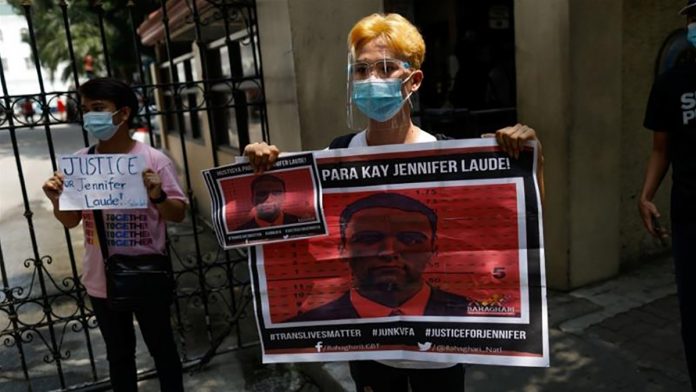 A protester holds a tarpaulin baring the words “HUSTISYA PARA KAY JENNIFER LAUDE” in front of the Department of Justice building in Manila following an absolute pardon granted to homicide convict US Marine Lance Corporal Joseph Scott Pemberton on Monday. ELOISA LOPEZ/REUTERS