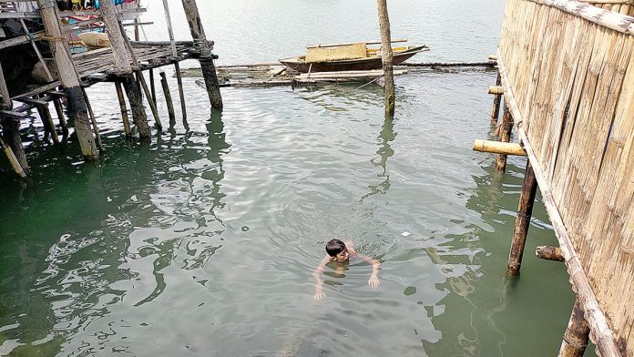 news glenda cenro Residents are now allowed to swim in the coastal waters of Barangay Bo. Obrero, Lapuz, Iloilo City two months after a ruptured power barge spewed bunker oil in Iloilo Strait. IAN PAUL CORDERO/PN