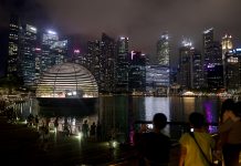 As foreigners depart, Singapore sees population drop for first time since 2003 People take photos of the upcoming Apple Marina Bay Sands store in Singapore Sept. 8, 2020. EDGAR SU/REUTERS