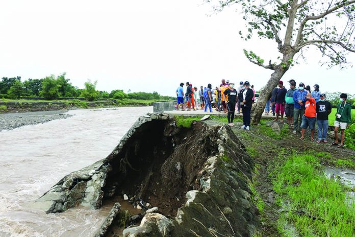 dike collapses Heavy rains brought by Typhoon “Quinta” caused the old dike at Brgy. Camancijan, Culasi, Antique to collapse, threatening many households near the area.
