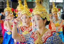 Thailand extends state of emergency, allows foreign tourists Traditional Thai dancers wearing protective face shields perform at the Erawan Shrine, which was reopened after the Thai government relaxed measures to combat the spread of the novel coronavirus, in Bangkok on May 4, 2020. AFP