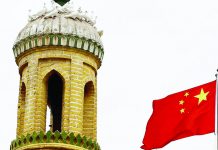 A Chinese national flag flutters near a minaret of the ancient Id Kah Mosque in the Old City in Kashgar in Xinjiang Uighur Autonomous Region, China September 6, 2018. REUTERS