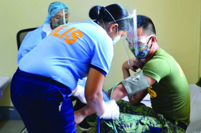 covid survivor cops donate plasma Police donors who test positive for coronavirus antibodies will be eligible to donate plasma to help hospitalized patients fight off the infection. PNP/REGIONAL HEALTH SERVICE 6