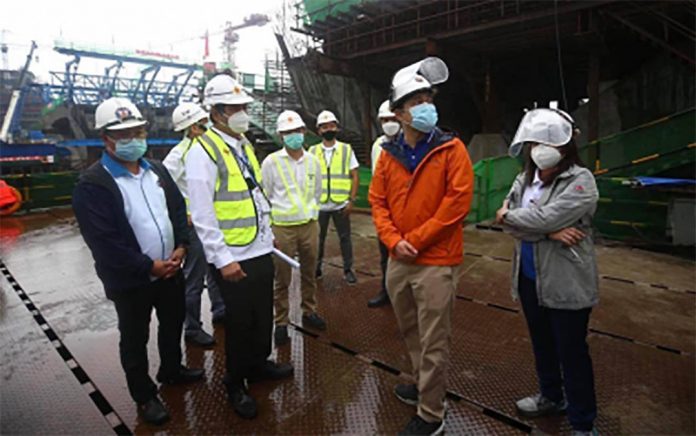 dpwh Public works secretary Mark Villar (second from right) inspects the ongoing construction of the Estrella-Pantaleon Bridge Replacement Project on Oct. 20, 2020. DPWH PHOTO