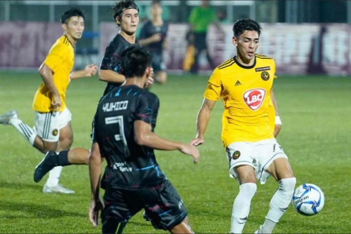 Kaya Futbol Club-Iloilo’s Simone Rota tries to gain possession of the ball as a Maharlika Manila FC player looks on. JANB DAYRIT/PFL PHOTO
