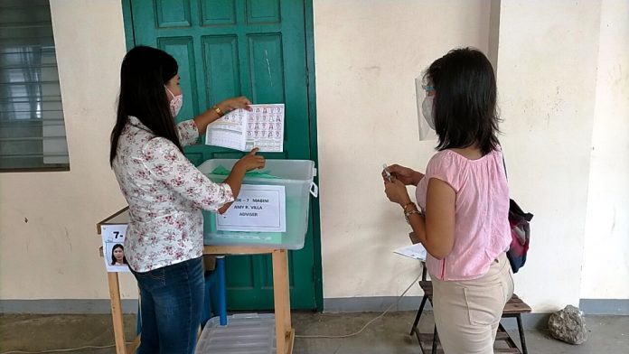 A teacher of Jalandoni Memorial High School in Iloilo City gives pointers to a parent on how to go about helping her child study using a self-learning module. Classes of public schools resume today, Oct. 5, 2020, under a new setup – no traditional face-to-face learning in classrooms while the coronavirus pandemic rages. IAN PAUL CORDERO/PN A teacher of Jalandoni Memorial High School in Iloilo City gives pointers to a parent on how to go about helping her child study using a self-learning module. Classes of public schools resume today, Oct. 5, 2020, under a new setup – no traditional face-to-face learning in classrooms while the coronavirus pandemic rages. IAN PAUL CORDERO/PN