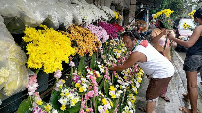 Vendors display flower arrangements in Jaro, Iloilo City Vendors display flower arrangements in Jaro, Iloilo City on Wednesday, little over a week ahead of All Saints’ Day and All Souls’ Day. Vendors have stepped up selling flowers as people start visiting their departed loved ones. Cemeteries will be closed on Nov. 1 and Nov. 2 as a precaution against the coronavirus pandemic. IAN PAUL CORDERO/PN
