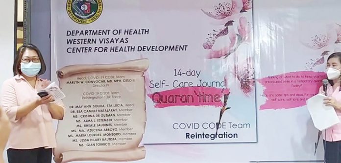 news glenda journal Department of Health Region 6 director Dr. Marlyn Convocar (left) and team reintegration head Dr. May Ann Soliva-Sta. Lucia (right) lead the launching of the 14-day self-care "quarantime" journal containing day-to-day recommended activities while inside quarantine facilities. DOH-CHD 6