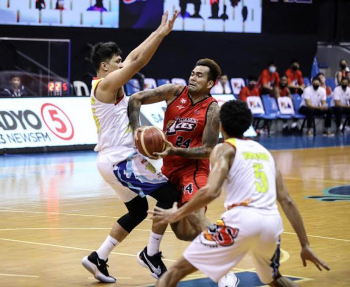 Alaska Aces’ Vic Manuel bulldozes into the defense of Rain or Shine Elasto Painters’ Jewel Ponferrada. . PBA PHOTO Alaska Aces’ Vic Manuel bulldozes into the defense of Rain or Shine Elasto Painters’ Jewel Ponferrada. . PBA PHOTO