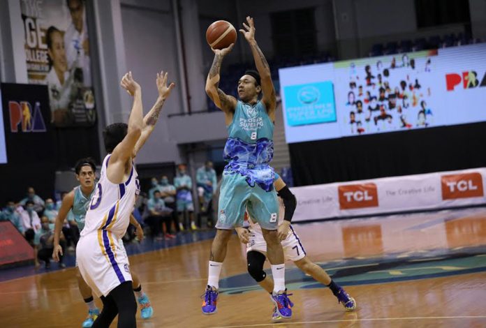 Phoenix Super LPG Fuel Masters’ Calvin Abueva shoots over the defense of NLEX Road Warriors’ William McAloney. PBA PHOTO Phoenix Super LPG Fuel Masters’ Calvin Abueva shoots over the defense of NLEX Road Warriors’ William McAloney. PBA PHOTO