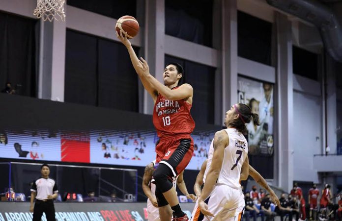 pba Barangay Ginebra San Miguel Kings’ Arvin Tolentino stretches for a layup as Meralco Bolts’ Clifford Hodge looks on. PBA PHOTO