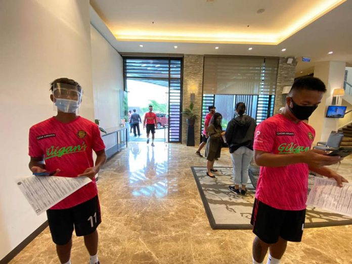 pfl Players from Stallion Laguna FC hold information sheets as part of the protocol upon entering at the “bubble.” PFL PHOTO