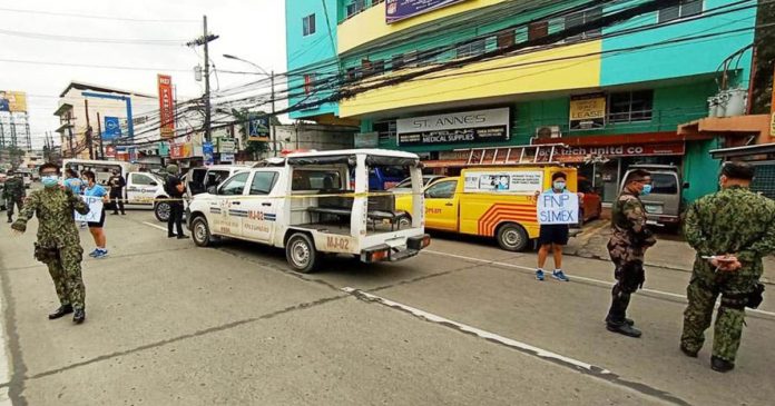 Policemen conduct a “crisis response” exercise on the bustling Luna Street in La Paz, Iloilo City on Oct. 8, 2020. It aims to test the readiness of police personnel to respond to crisis situations. ARNOLD ALMACEN/CMO
