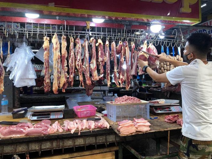According to Agriculture secretary William Dar, the small demand for frozen meat indicates that most Filipinos prefer “fresh” or newly-slaughtered meat, or traders are “holding off” the supply to artificially jack up prices. GMA NEWS PHOTO