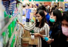 Consumers can now purchase disinfectants and face masks as many as they want. Trade secretary Ramon Lopez on Thursday issued Memorandum Circular No. 20-54 lifting the quantity limits in purchasing disinfecting alcohols, hand sanitizers, disinfecting liquids and face masks (N95 and N98). ELOISA LOPEZ/ REUTERS