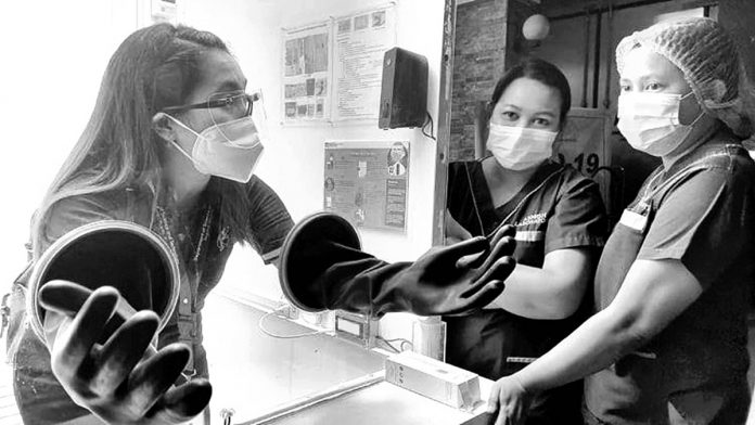 Healthcare workers of Angel Salazar Memorial General Hospital in San Jose, Antique check this “no-contact” specimen collection booth they would use to swab people. PIA-6 Photo Healthcare workers of Angel Salazar Memorial General Hospital in San Jose, Antique check this “no-contact” specimen collection booth they would use to swab people. PIA-6 Photo