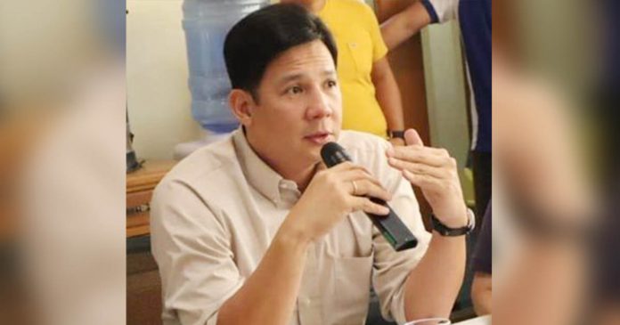City Ordinance No. 017-2020 strengthens the “no face shield and facemask, no ride” policy being imposed by the public transport sector in Roxas City, says Mayor Ronnie Dadivas. City Ordinance No. 017-2020 strengthens the “no face shield and facemask, no ride” policy being imposed by the public transport sector in Roxas City, says Mayor Ronnie Dadivas.