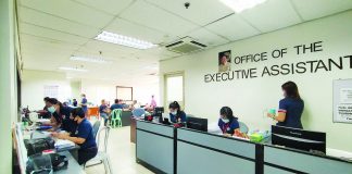 Employees wear facemasks inside the Office of the Executive Assistant of the Iloilo City Hall. City government workers will have priority access to coronavirus vaccine should this become available next year, says Mayor Jerry Treñas. IAN PAUL CORDERO/PN