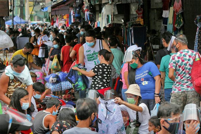 Shoppers flock along Recto Avenue in Divisoria, Manila to buy Christmas gifts on Sunday, Nov. 29. The Department of Trade and Industry encouraged business establishments and customers to use the government’s digital contact tracing app StaySafe.ph to make contact tracing initiatives more convenient and safe. ABS-CBN NEWS Shoppers flock along Recto Avenue in Divisoria, Manila to buy Christmas gifts on Sunday, Nov. 29. The Department of Trade and Industry encouraged business establishments and customers to use the government’s digital contact tracing app StaySafe.ph to make contact tracing initiatives more convenient and safe. ABS-CBN NEWS