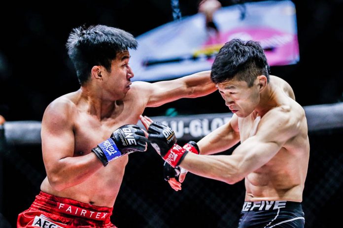 boxing Geje Eustaquio (red) looks to attack South Korean Song Min Jong. ONE PHOTO