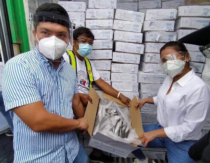 front baronda fish Iloilo City’s Cong. Julienne Baronda (right) and Miguel Treñas, representing his father Mayor Jerry Treñas, prepare these boxes of blast-chilled fish for distribution to poor households. The fish shipment arrived at the port of Iloilo City yesterday. IAN PAUL CORDERO/PN