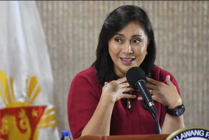 leni “Dapat kasi ‘di tayo balat-sibuyas sa ganyan, kasi traditionally naman kung sino ang nakaupo marami talagang reklamo ang tao. ‘Di dapat siya nagiging dahilan para mag away-away lalo na sa panahon na dapat nagtutulong-tulungan,” says VP Leni Robredo. ABS-CBN NEWS