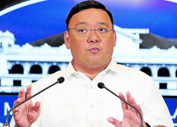 “Kung may politika diyan, gagawin ni Presidente iyong ginawa ng naunang administrasyon na iyong mga kalaban hindi bibigyan,” says Palace spokesperson Harry Roque. VIVA FILIPINAS “Kung may politika diyan, gagawin ni Presidente iyong ginawa ng naunang administrasyon na iyong mga kalaban hindi bibigyan,” says Palace spokesperson Harry Roque. VIVA FILIPINAS
