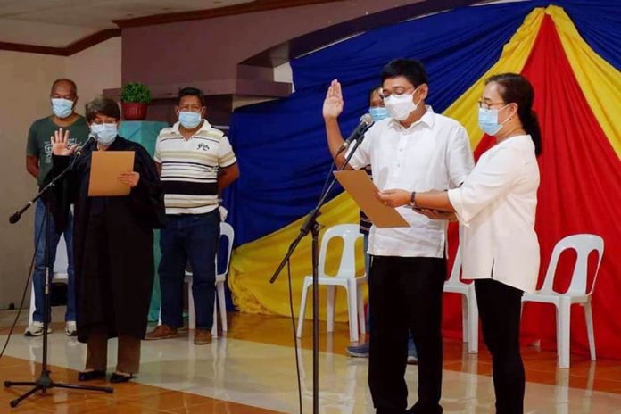 news dominique binalbagan Councilor Ursecio Inodeo took his oath as the new vice mayor of Binalbagan, Negros Occidental before Municipal Trial Court Judge Leticia Ban-Trigue at the Binalbagan Convention Hall in the presence of his family and other town officials.