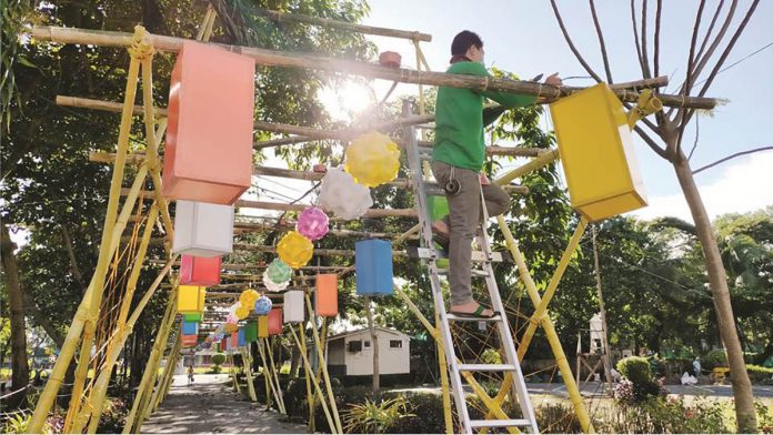 parol pic Christmas lanterns enliven the public plaza of La Paz, Iloilo City. Private companies are helping the city government spruce up public plazas ahead of the Yuletide season. IAN PAUL CORDERO/PN