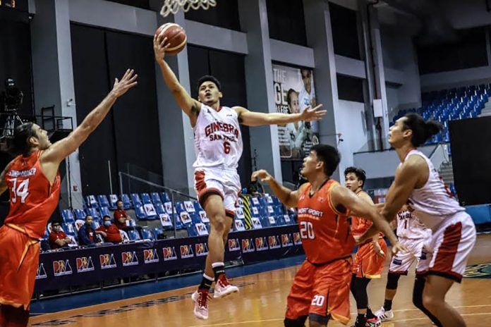 pba Barangay Ginebra San Miguel Kings’ Earl Scottie Thompson splits the NorthPort Batang Pier defense for a layup. PBA PHOTO