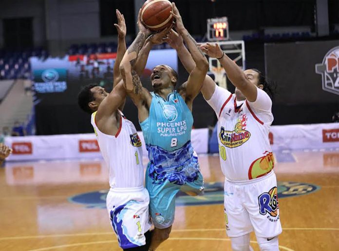 pba Phoenix Super LPG Fuel Masters’ Calvin Abueva forces his shot against the defense of Rain or Shine Elasto Painters’ Sidney Onwubere and Beau Belga. PBA PHOTO