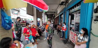 Long lines at the Philippine Statistics Authority’s regional office spill to the sidewalk of Iznart Street, Iloilo City. Police officers make sure these people follow health protocols like wearing of facemasks and physical distancing. IAN PAUL CORDERO/PN